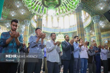 اقامه نماز عید فطر در 18 بقعه متبرکه استان قم - خبرگزاری هانسی | اخبار ایران و جهان