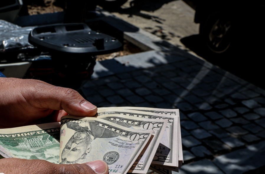 تهران دستگیری دلال دلار در یوسف آباد تهران