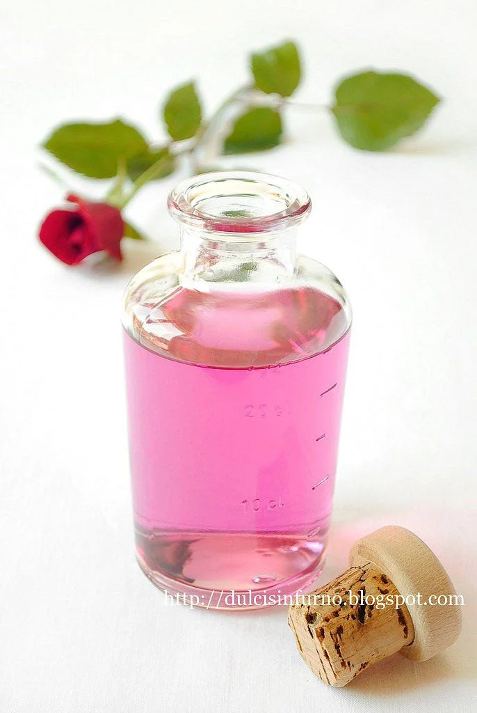 گل اسانس گل محمدی خوراکی؛ چگونه عطر و طعم منحصر به فرد گل محمدی را به دسرها اضافه کنیم؟